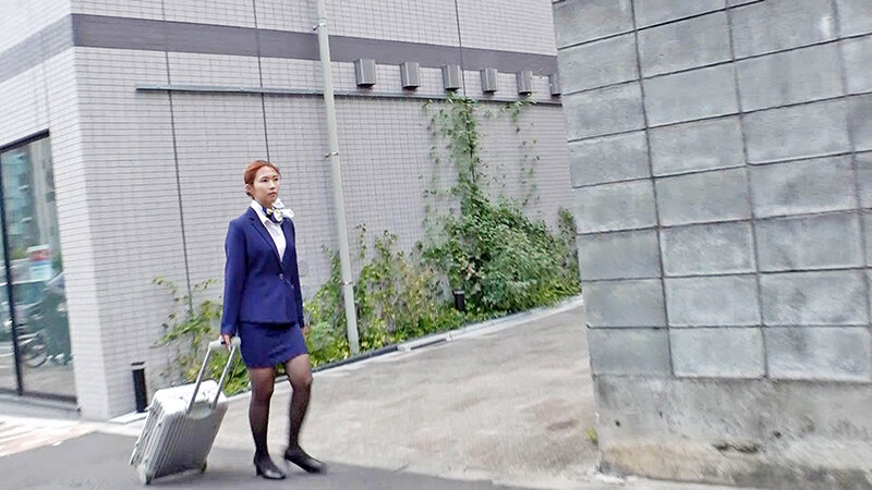 航空会社勤務の現職キャビンアテンダントさん！女性経験無しのシャイな童貞の悩みを解決してもらえませんか？ フル勃起した童貞チ○ポにフライト帰りでムラムラしてるCAさんが赤面発情！？ みとさん 和久井美兎 画像14