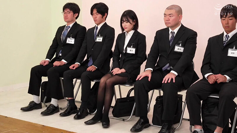 羞恥新卒美少女を裸にして尻穴と膣穴の奥迄視姦する「セクハラ圧迫面接」危険日に中出しされたのに不採用にされ号泣！2024春響乃うた 画像1