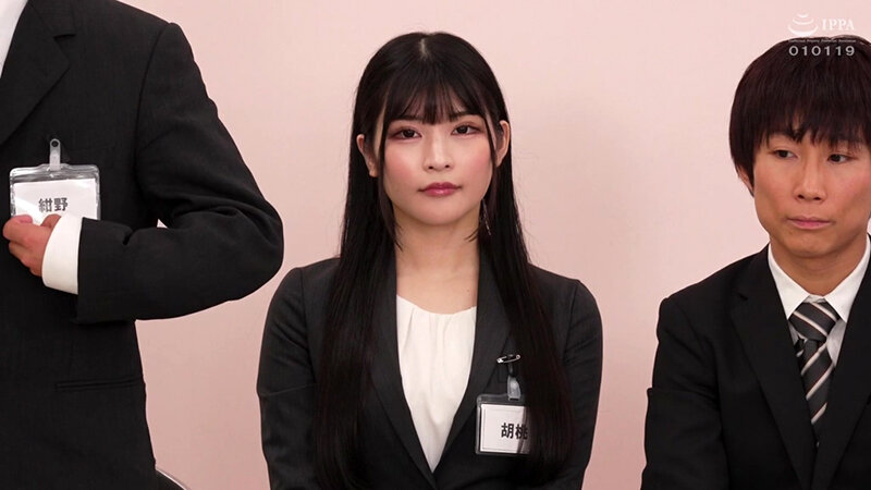 羞恥新卒美少女を裸にして尻穴と膣穴の奥迄視姦する「セクハラ圧迫面接」危険日に中出しされたのに不採用にされ号泣！2024春胡桃さくら 画像1